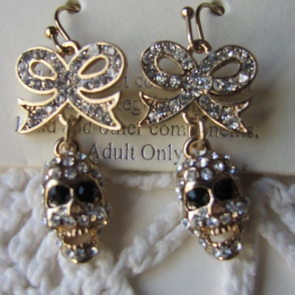 Blingy Skull & Bow Post Back Hanging‎ Earrings